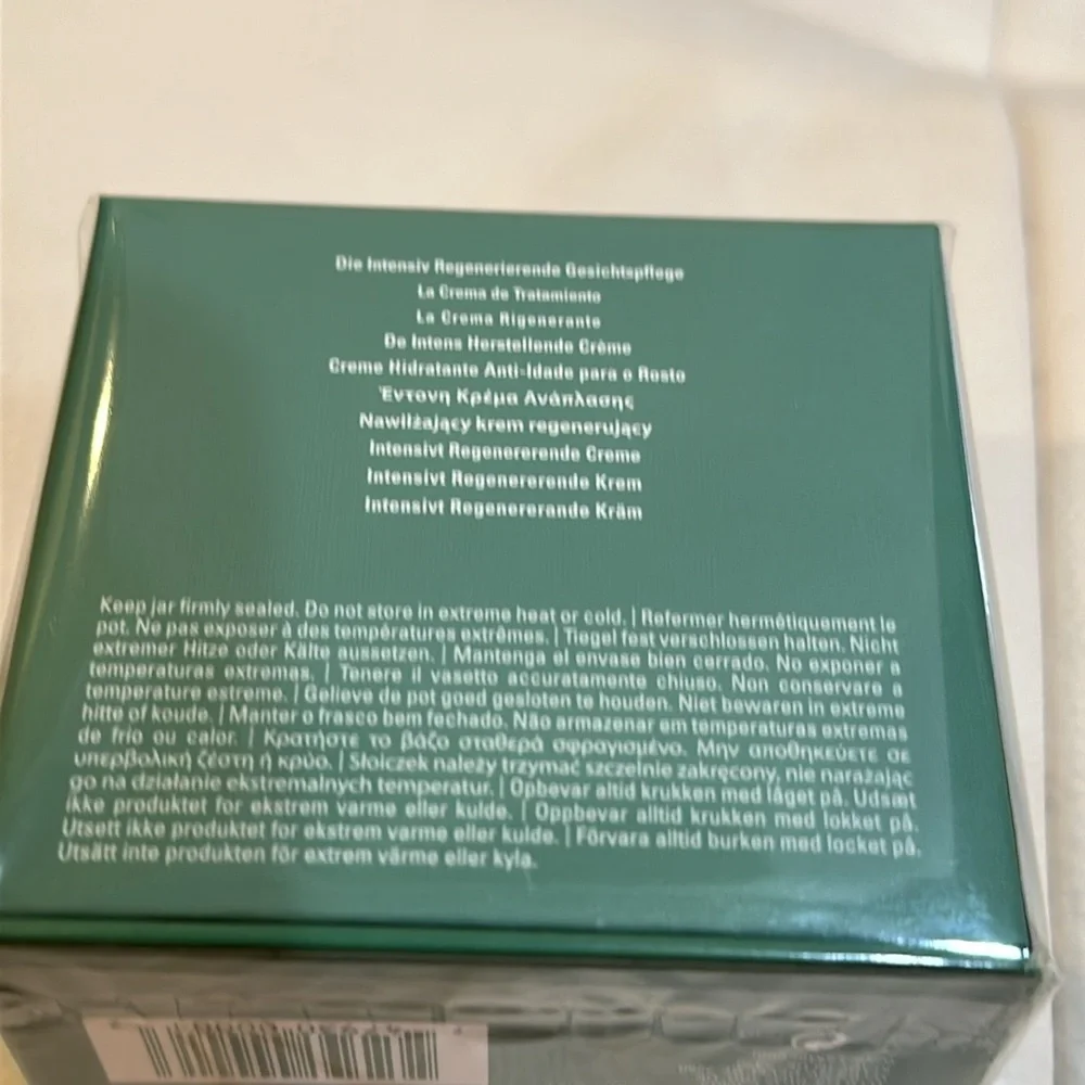 La Mer Creme De La Mer Moisturizing Cream, 2.0 oz - Picture 2 of 8